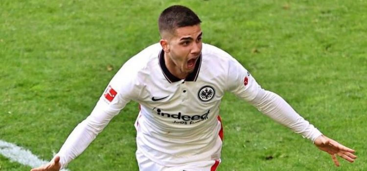 André Silva festeja golo pelo Eintracht Frankfurt frente ao Borussia Dortmund