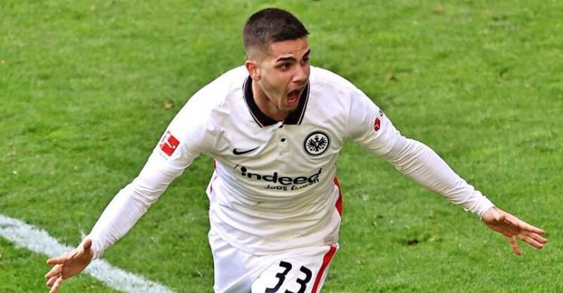 André Silva festeja golo pelo Eintracht Frankfurt frente ao Borussia Dortmund
