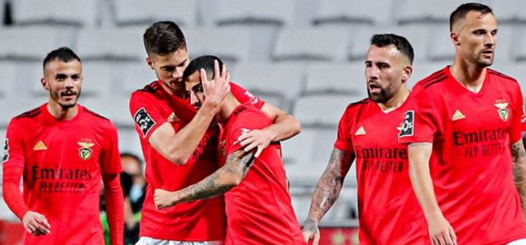 Jogadores do Benfica celebram golo de Chiquinho na vitória sobre o Santa Clara