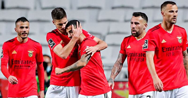 Jogadores do Benfica celebram golo de Chiquinho na vitória sobre o Santa Clara