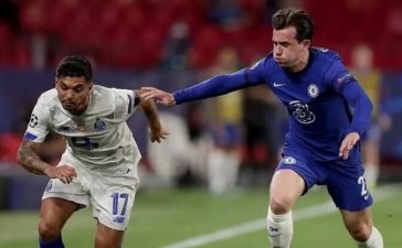 Corona em disputa de bola no Chelsea-FC Porto na Champions