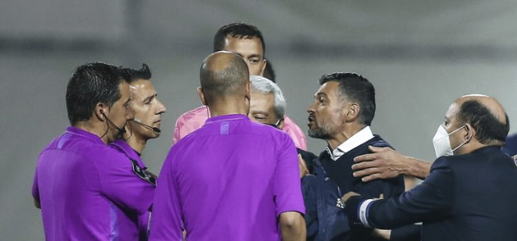 Sérgio Conceição confronta árbitro Hugo Miguel após o Moreirense-FC Porto