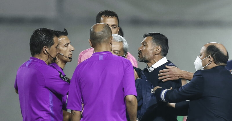 Sérgio Conceição confronta árbitro Hugo Miguel após o Moreirense-FC Porto