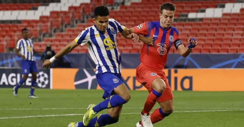Luis Diaz e Azpilicueta em disputa de bola no FC Porto-Chelsea