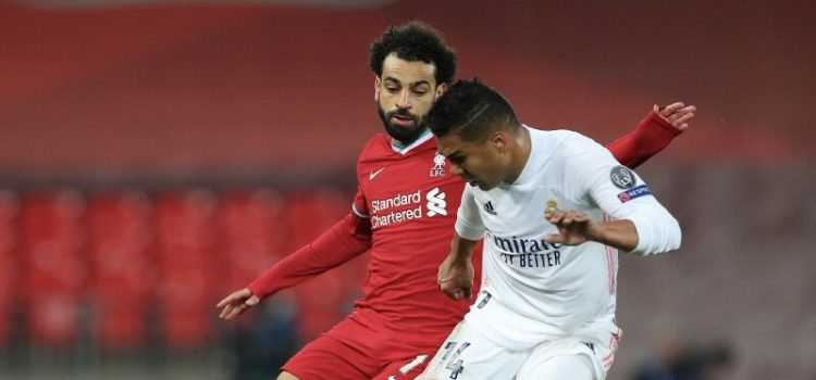 Salah e Casimiro em disputa de bola no Liverpool-Real Madrid na Champions