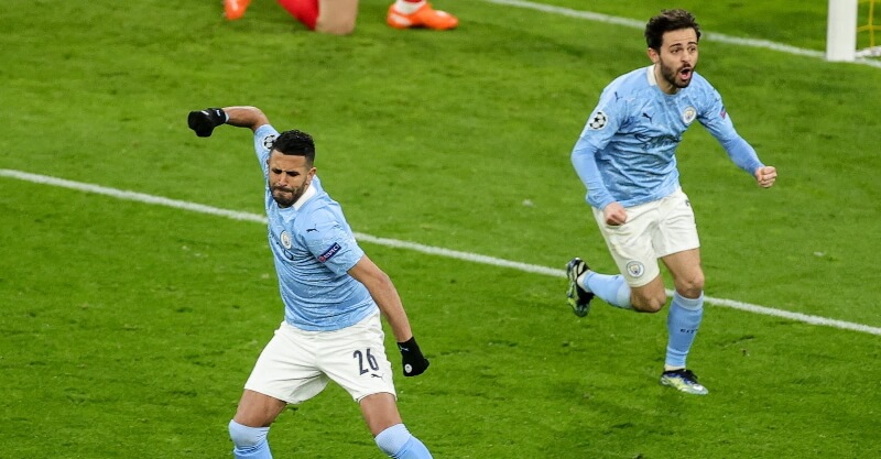 Ryad Mahrez e Bernardo Silva festejam golo do Manchester City ao Borussia Dortmund na Champions