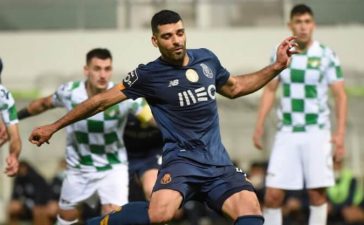 Mehdi Taremi cobra penalti no Moreirense-FC Porto