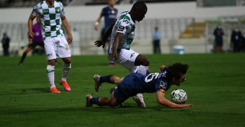 Lance sobre Francisco Conceição em que o FC Porto ficou a reclamar uma grande penalidade no jogo com o Moreirense