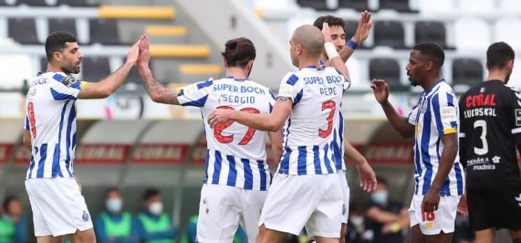 Jogadores do FC Porto celebram vitória sobre o Nacional