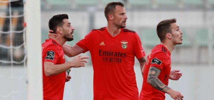 Jogadores do Benfica festejam golo ao Portimonense