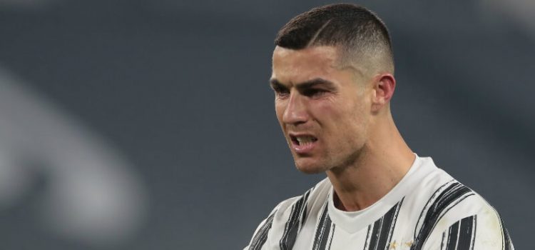 Cristiano Ronaldo frustrado após a derrota da Juventus diante da Fiorentina em casa