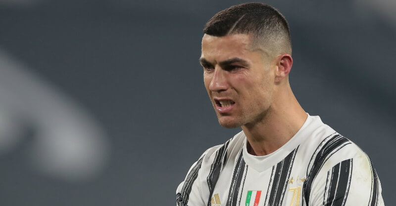 Cristiano Ronaldo frustrado após a derrota da Juventus diante da Fiorentina em casa