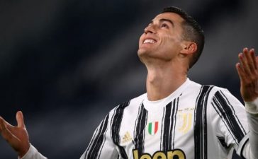 Ronaldo leva as mãos aos céus em jogo pela Juventus