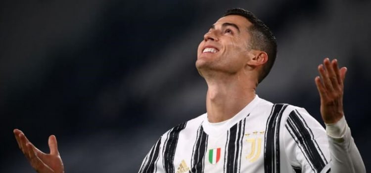 Ronaldo leva as mãos aos céus em jogo pela Juventus