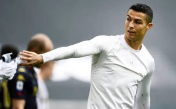 Cristiano Ronaldo atira camisola para o chão após o Juventus-Génova