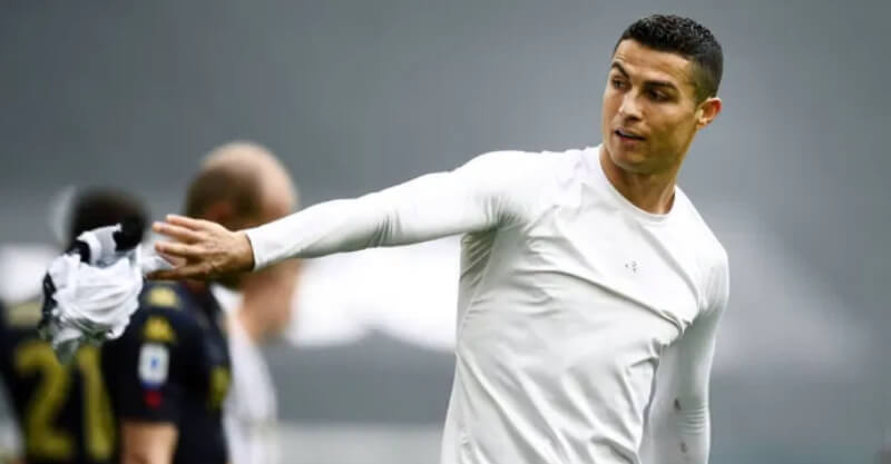 Cristiano Ronaldo atira camisola para o chão após o Juventus-Génova