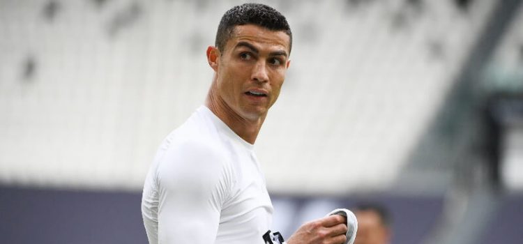 Cristiano Ronaldo atira camisola da Juventus ao relvado após o jogo com o Génova