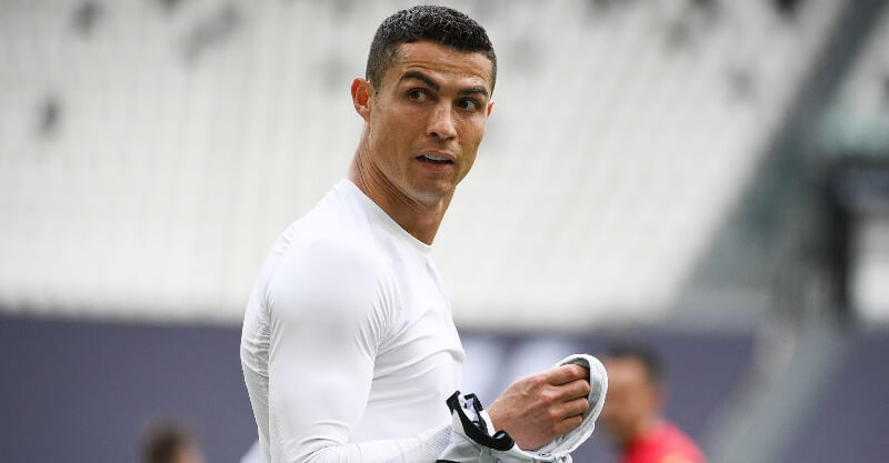 Cristiano Ronaldo atira camisola da Juventus ao relvado após o jogo com o Génova