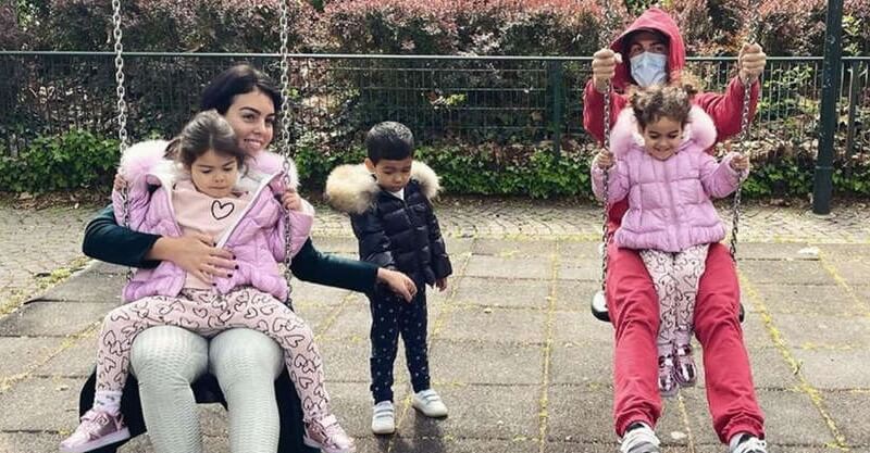 Cristiano Ronaldo no parque com os filhos e Georgina Rodríguez