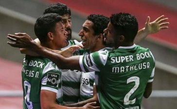 Jogadores do Sporting celebram o golo da vitória sobre o SC Braga