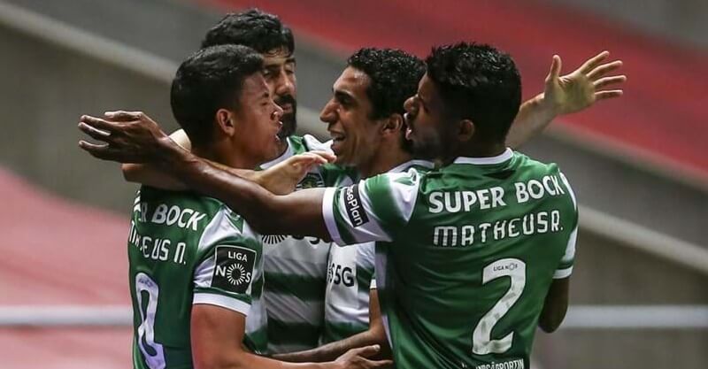 Jogadores do Sporting celebram o golo da vitória sobre o SC Braga