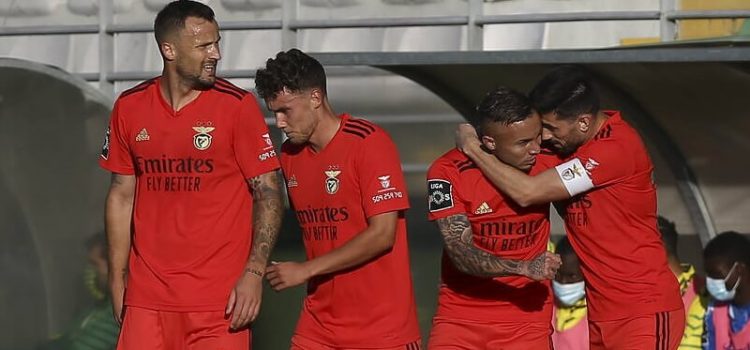 Jogadores do Benfica festejam golo ao Tondela