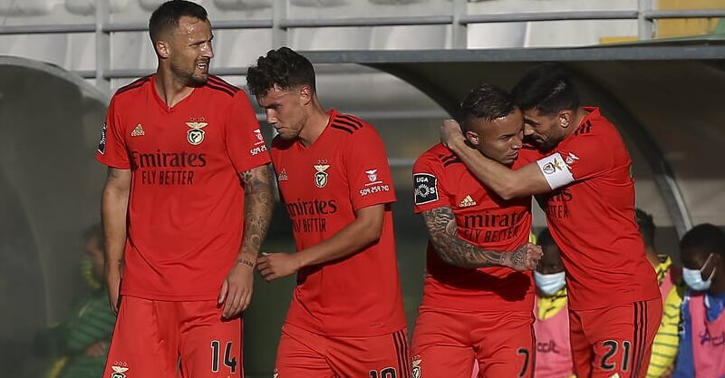 Jogadores do Benfica festejam golo ao Tondela