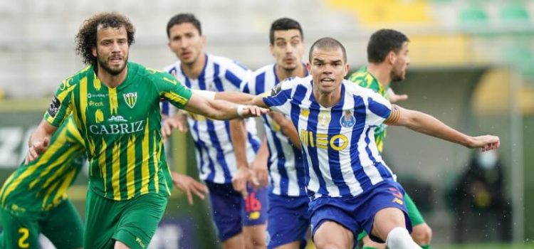 Pepe em disputa de bola com João Pedro no Tondela-FC Porto