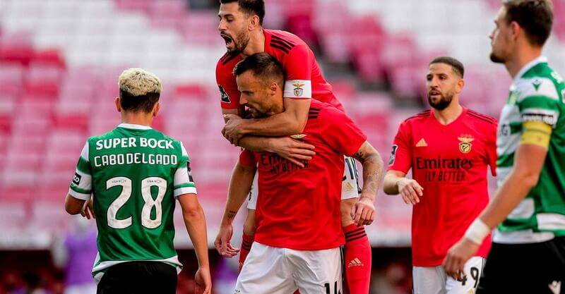 Seferovic festeja golo pelo Benfica ao Sporting no derbi
