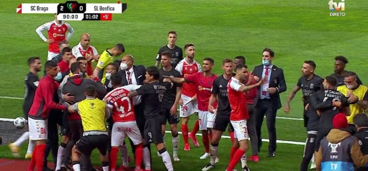 Confusão no SC Braga-Benfica originada entre Adel Taarabt e Eduardo