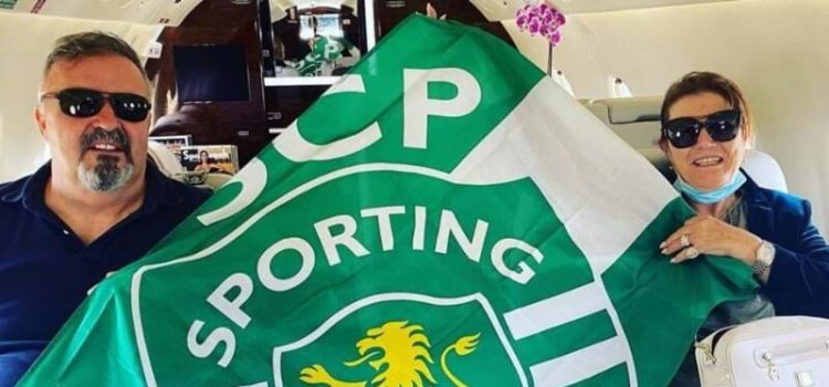 Dolores Aveiro exibe bandeira do Sporting ao lado do companheiro