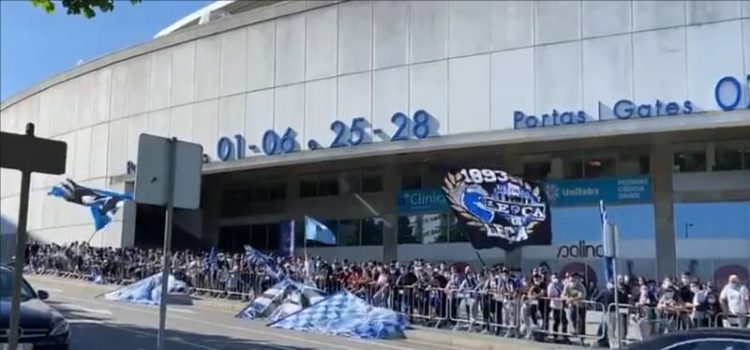 Apoio dos adeptos do FC Porto antes do jogo com o Benfica