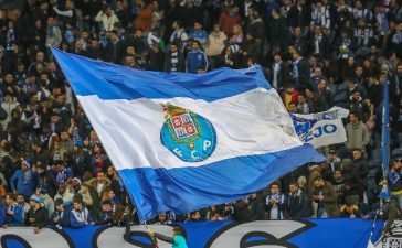 Bandeira do FC Porto exibida pelos adeptos no Estádio do Dragão