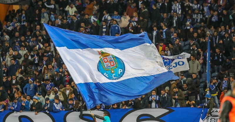 Bandeira do FC Porto exibida pelos adeptos no Estádio do Dragão
