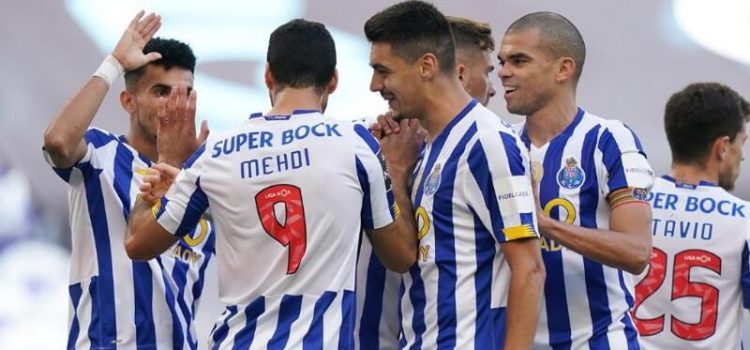 Jogadores do FC Porto festejam golo na vitória sobre o Belenenses SAD