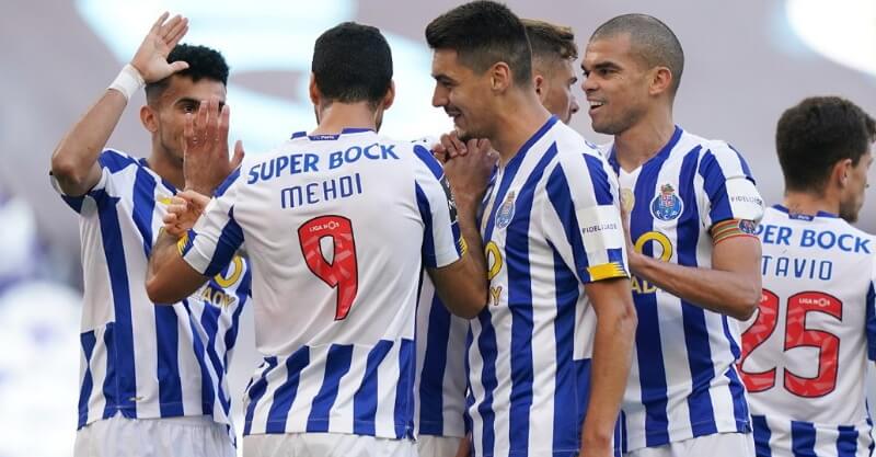 Jogadores do FC Porto festejam golo na vitória sobre o Belenenses SAD