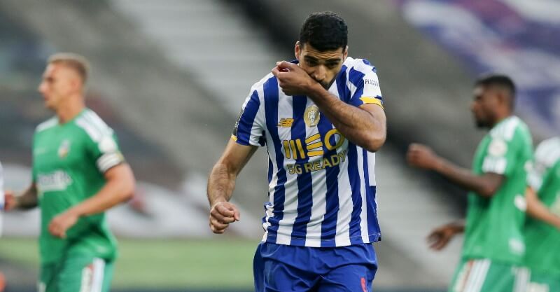 Mehdi Taremi celebra golo no FC Porto-Farense