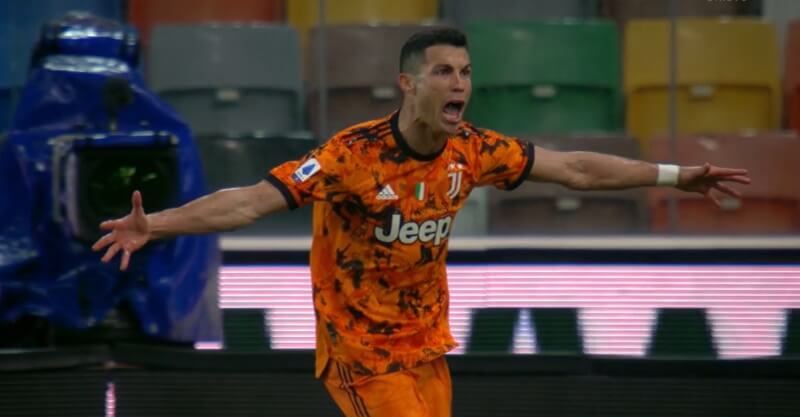 Cristiano Ronaldo celebra o golo da vitória sofrida da Juventus sobre a Udinese