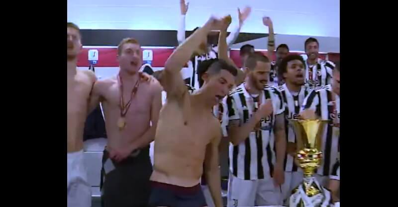Cristiano Ronaldo festeja conquista da Taça de Itália com os companheiros