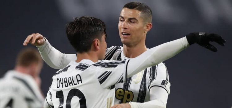 Cristiano Ronaldo abraça Paulo Dybala no Sassuolo-Juventus