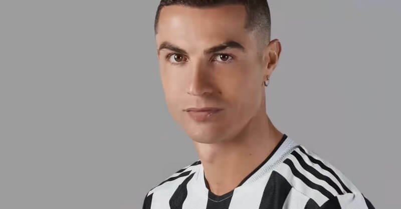 Cristiano Ronaldo com o novo equipamento da Juventus para a temporada 2021/2022