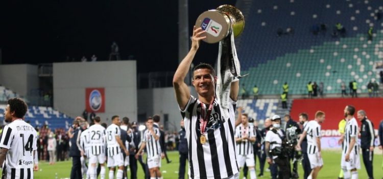 Cristiano Ronaldo exibe a Taça de Itália aos adeptos da Juventus
