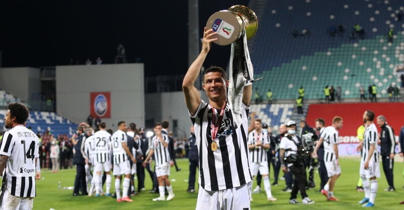 Cristiano Ronaldo exibe a Taça de Itália aos adeptos da Juventus