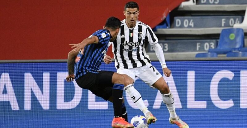 Cristiano Ronaldo frente a um jogador da Atalanta na final da Taça de Itália
