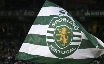 Adeptos do Sporting exibem bandeira com o símbolo do clube