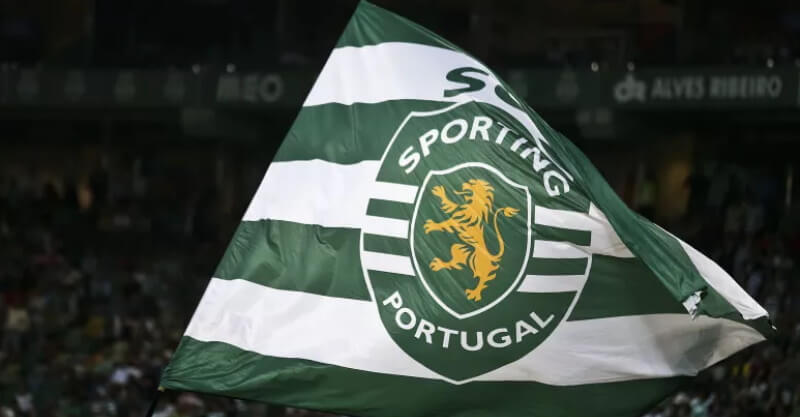 Adeptos do Sporting exibem bandeira com o símbolo do clube