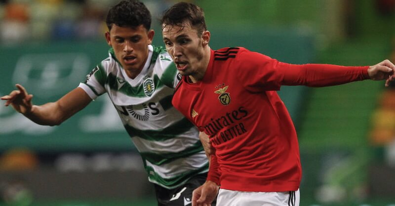 Alex Grimaldo em disputa de bola com Matheus Nunes no Sporting-Benfica
