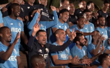 Equipa do FC Porto a cantar a nova música de apoio