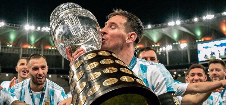 Lionel Messi beija o troféu da Copa América