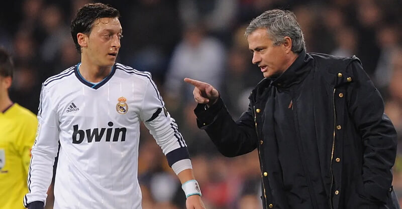 José Mourinho a dar indicações a Mesut Ozil, nos tempos em que orientava o Real Madrid